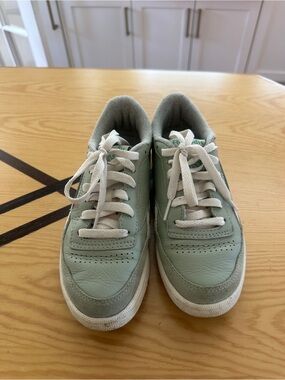 Reebok Club C Revenge Vintage Sneakers
Vintage Green / Chalk
US 6.5 Mint Green